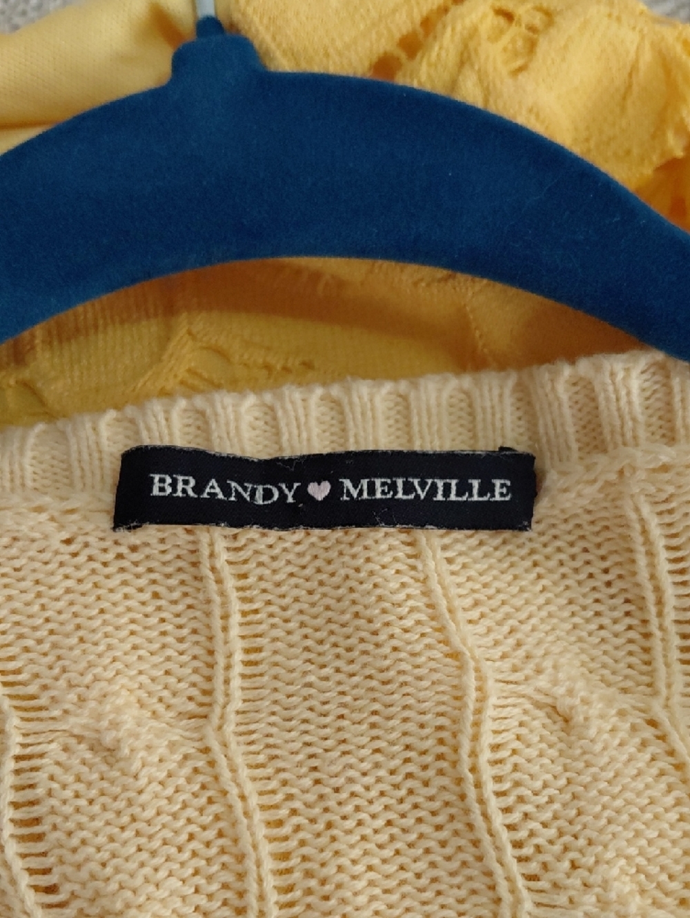 🔴 2 for $20 - 3 for $25 - Brandy Melville Pale Cream Cable V-Neck Sweater - Picture 3 of 6